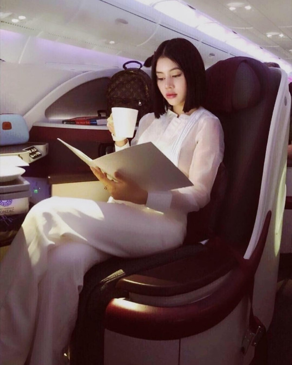 Hoa hậu rich kid Jolie Nguyễn cho biết, một tháng quy định bản thân chỉ tiêu từ 200 - 300 triệu đồng, nhưng chưa lúc nào thực hiện được và con số có thể lên đến 500 triệu. Nguồn ảnh: FBNV Video: Sôi động Hoa hậu Doanh nhân người Việt châu Á. Nguồn: VTC1