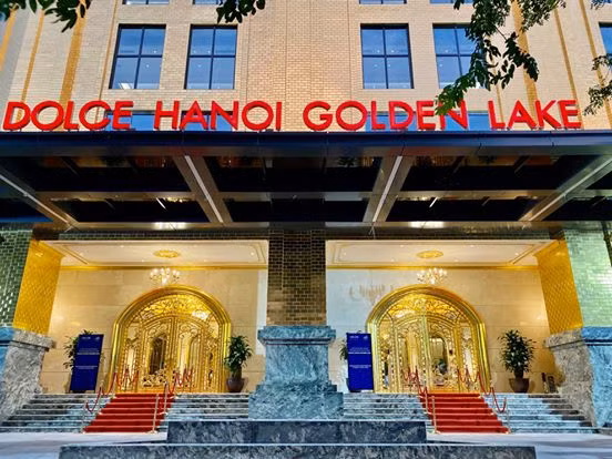 Bên ngoài khách sạn này đã được hoàn thành gần 100%, chỉ còn một số ít các chi tiết cuối cùng cần được hoàn thiện.