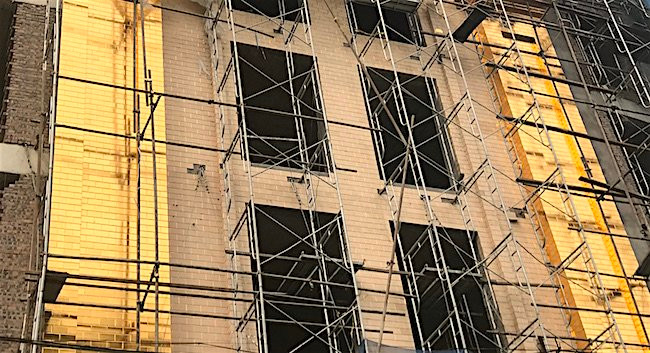 Theo Odditycentral, sau hơn một thập kỷ xây dựng, khách sạn Hà Nội Golden Lake sẽ được hoàn thành vào cuối năm nay.