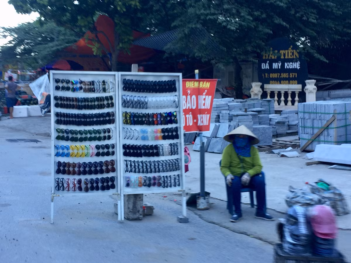 Dọc các tuyến phố Nguyễn Xiển (trong ảnh), Khuất Duy Tiến, Nguyễn Trãi, Xuân Thuỷ, Trần Phú... kính râm được bày bán la liệt tại các sạp ven đường với mức giá siêu rẻ chỉ từ 20 đến 60 nghìn đồng/ chiếc. (Ảnh: Hồng Anh)