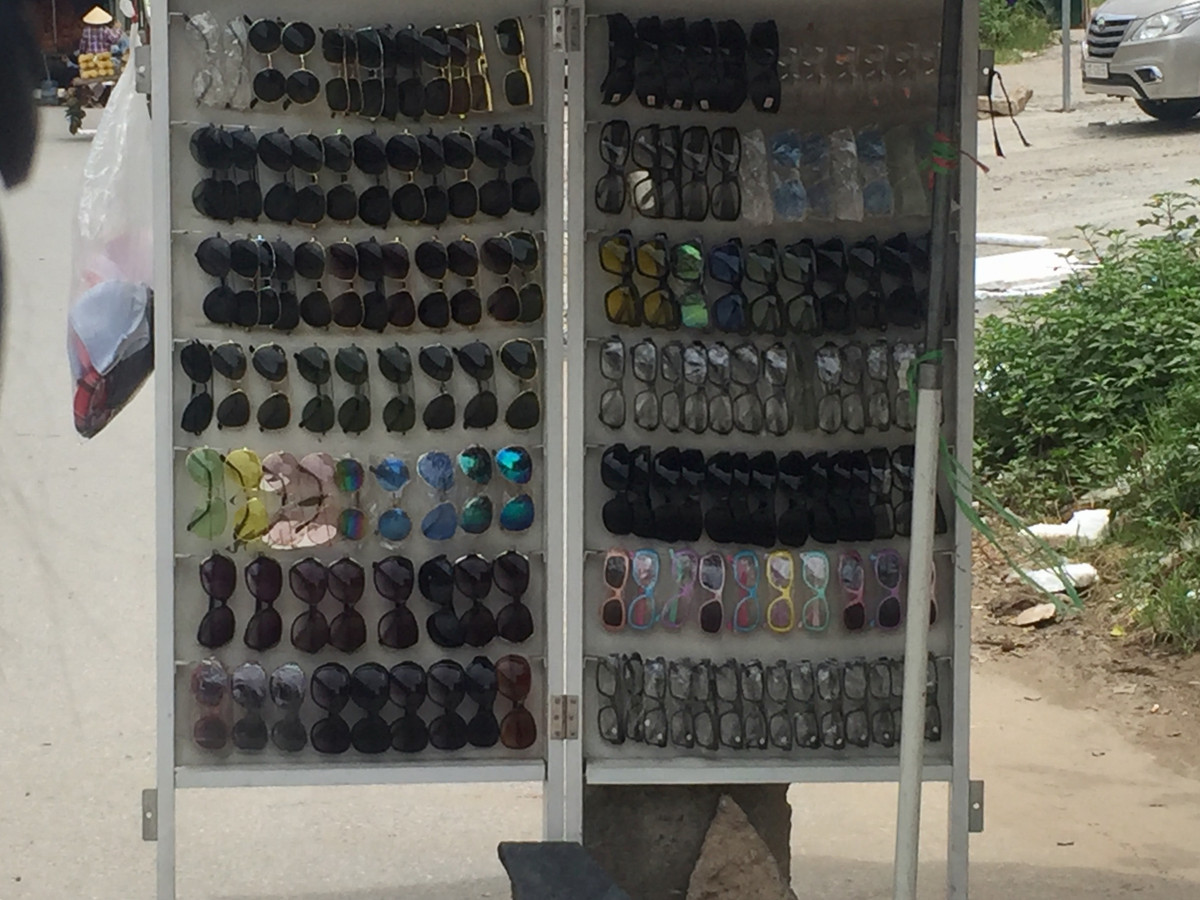 Bên cạnh đó, những chiếc gọng kính râm giá rẻ thậm chí có thể gây kích ứng cho người có làn da nhạy cảm do chúng được làm từ chất liệu không tốt. (Ảnh: Hồng Anh)