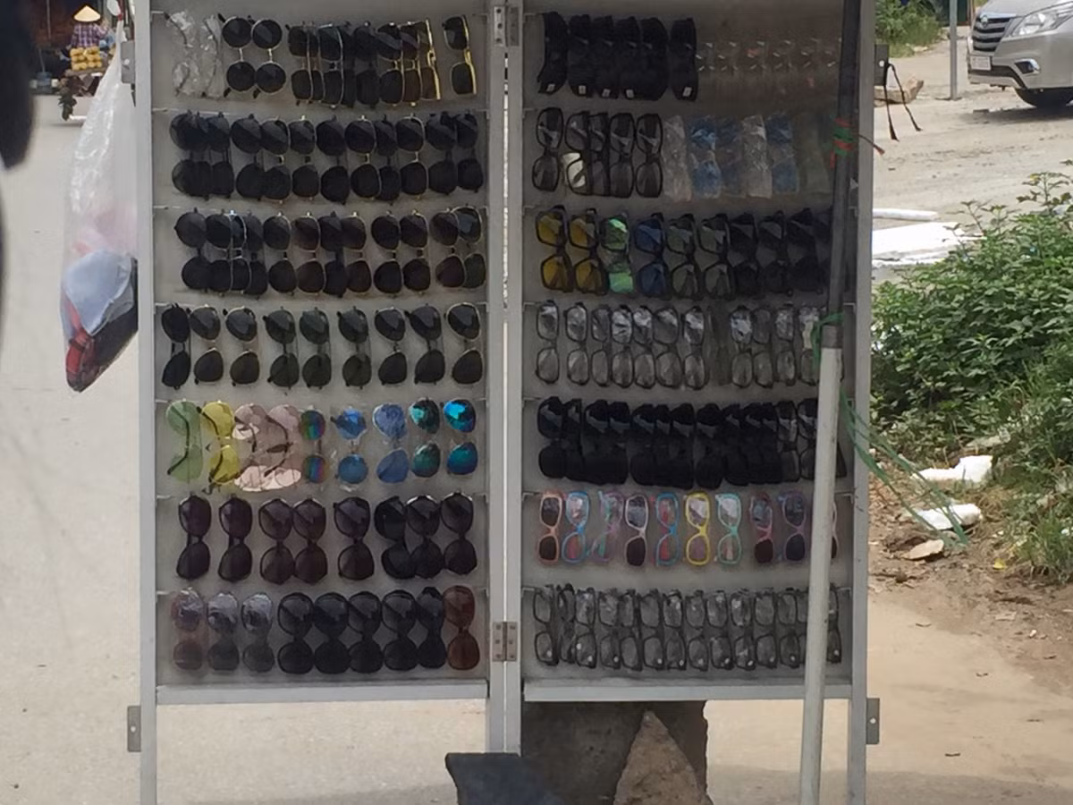 Bên cạnh đó, những chiếc gọng kính râm giá rẻ thậm chí có thể gây kích ứng cho người có làn da nhạy cảm do chúng được làm từ chất liệu không tốt. (Ảnh: Hồng Anh)