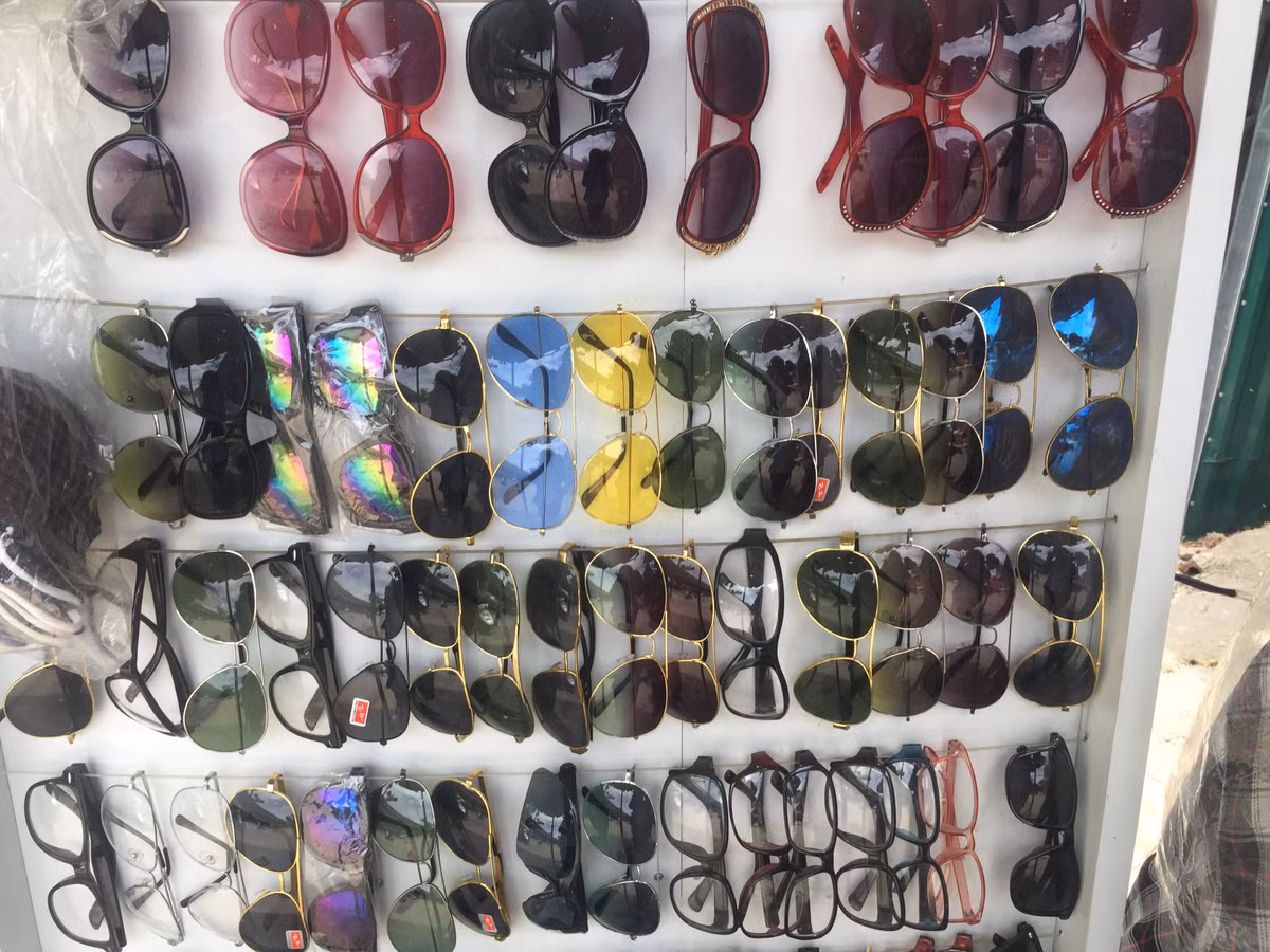 Được bày bán công khai trên thị trường, không qua bất kỳ kiểm định chất lượng, nhiều người tiêu dùng cũng nên cẩn trọng khi mua những chiếc kính râm rẻ tiền này. (Ảnh: Hồng Anh)