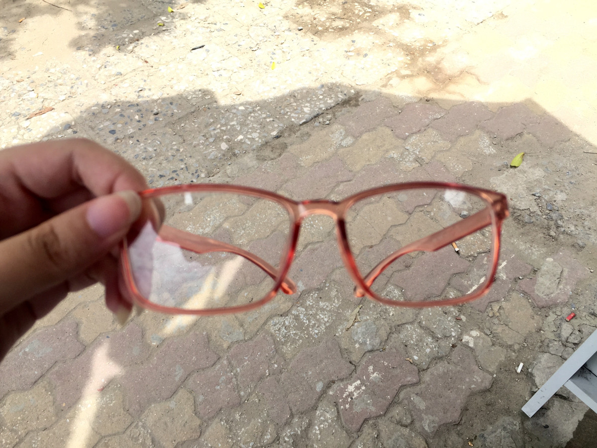 Những chiếc kính râm giá rẻ có tròng được làm từ loại nguyên liệu kém chất lượng không có khả năng bảo vệ mắt khỏi tia cực tím (tia UV), thậm chí, chúng còn khiến người đeo bị lóa, chói, mỏi mắt.