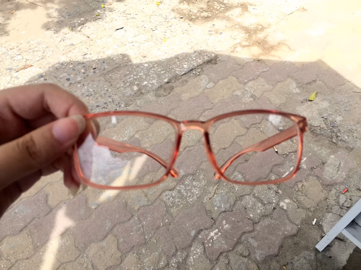 Những chiếc kính râm giá rẻ có tròng được làm từ loại nguyên liệu kém chất lượng không có khả năng bảo vệ mắt khỏi tia cực tím (tia UV), thậm chí, chúng còn khiến người đeo bị lóa, chói, mỏi mắt.