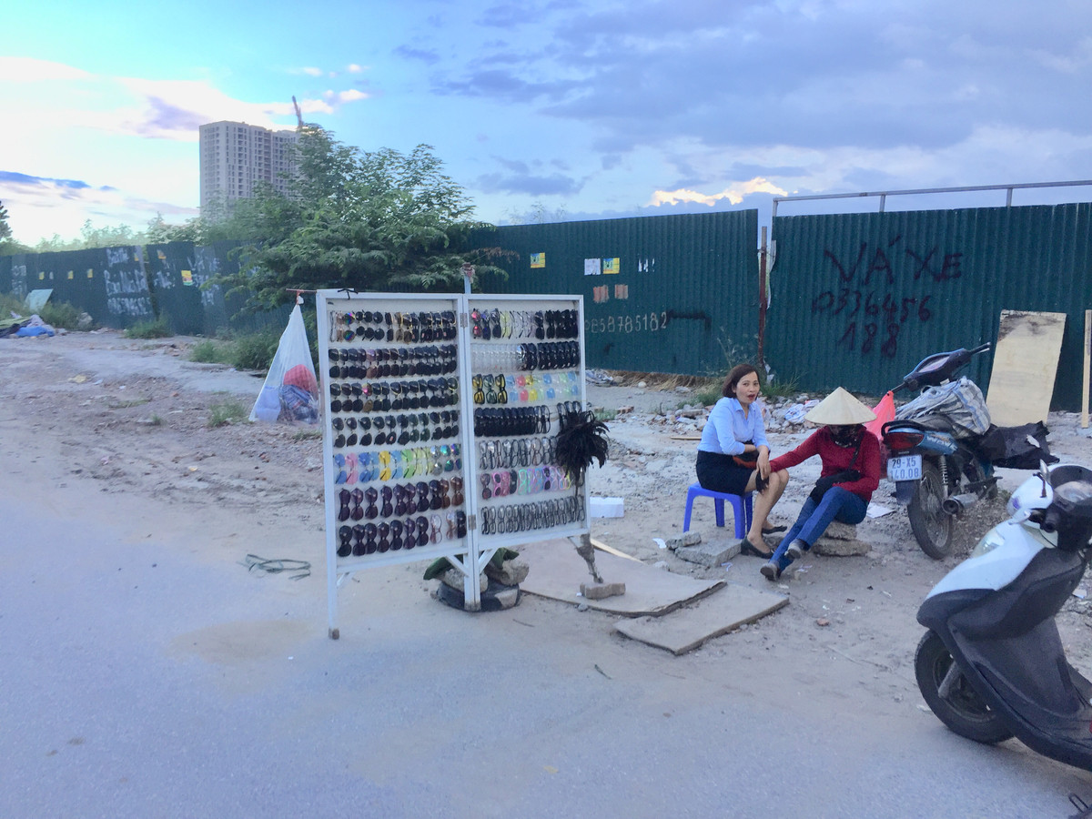 Các chuyên gia khuyến cáo, để mua được những chiếc kính râm có chất lượng cao, người tiêu dùng nên đến những của hàng chuyên về kính mắt để có được sự lựa chọn và tư vấn tốt nhất. (Ảnh: Hồng Anh) Video: Rước họa đeo kính ‘hàng hiệu’ giá vỉa hè. Nguồn: VTC1