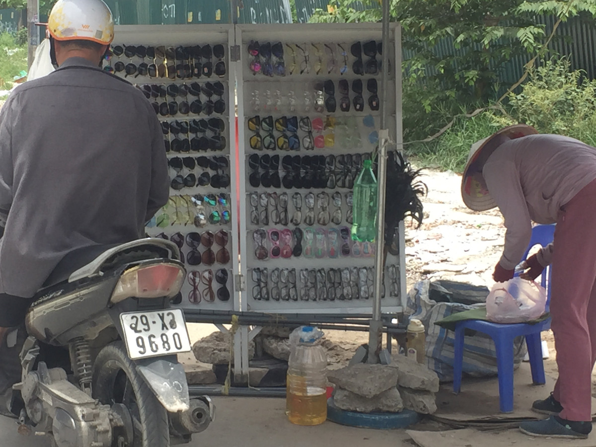 Anh Nguyễn Minh Tiến chia sẻ: “Kính râm bán dạo có giá thành rẻ, phù hợp với túi tiền của người lao động hơn nữa mẫu mã cũng khá đa dạng nên tôi ghé vào mua một cái.” (Ảnh: Hồng Anh)