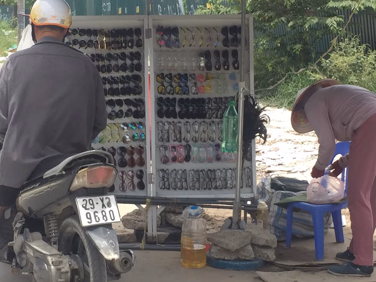 Anh Nguyễn Minh Tiến chia sẻ: “Kính râm bán dạo có giá thành rẻ, phù hợp với túi tiền của người lao động hơn nữa mẫu mã cũng khá đa dạng nên tôi ghé vào mua một cái.” (Ảnh: Hồng Anh)