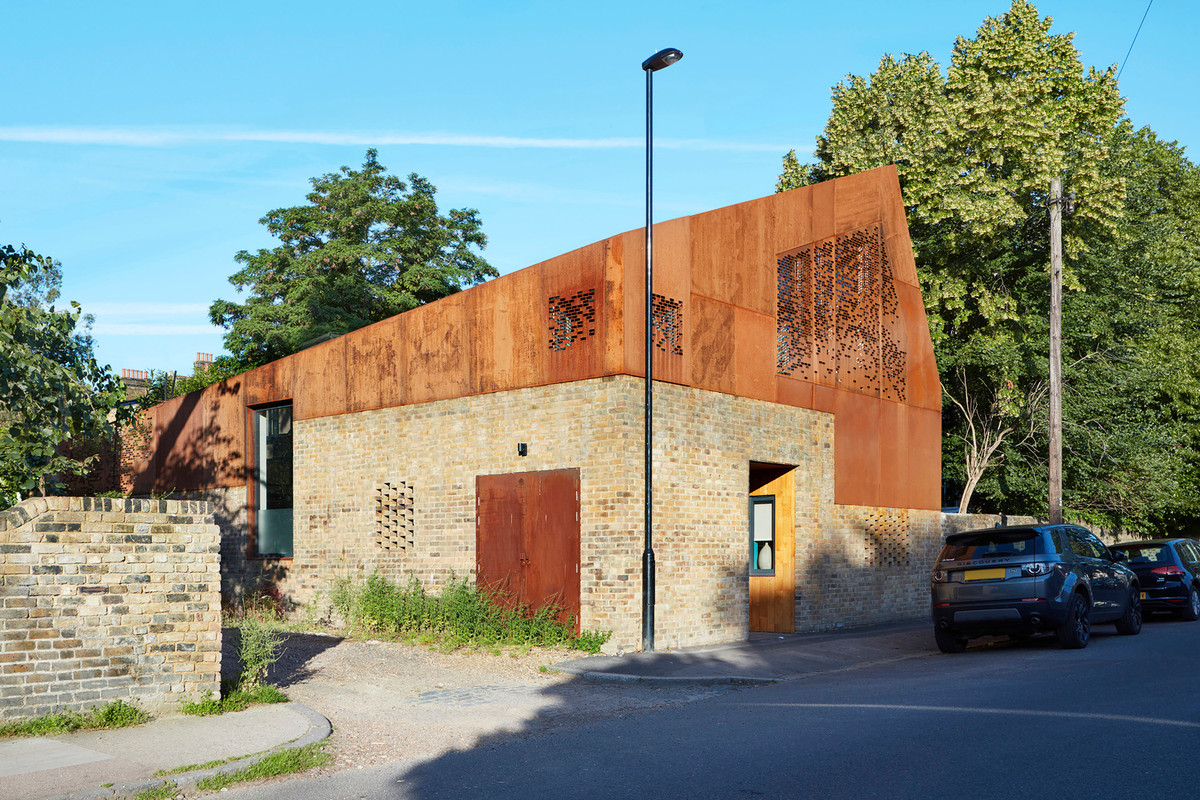  Mái nhà vát chéo chồng lên khối nhà hình chữ nhật.