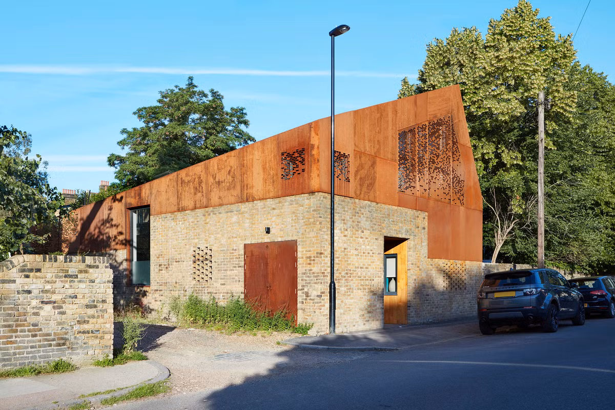  Mái nhà vát chéo chồng lên khối nhà hình chữ nhật.