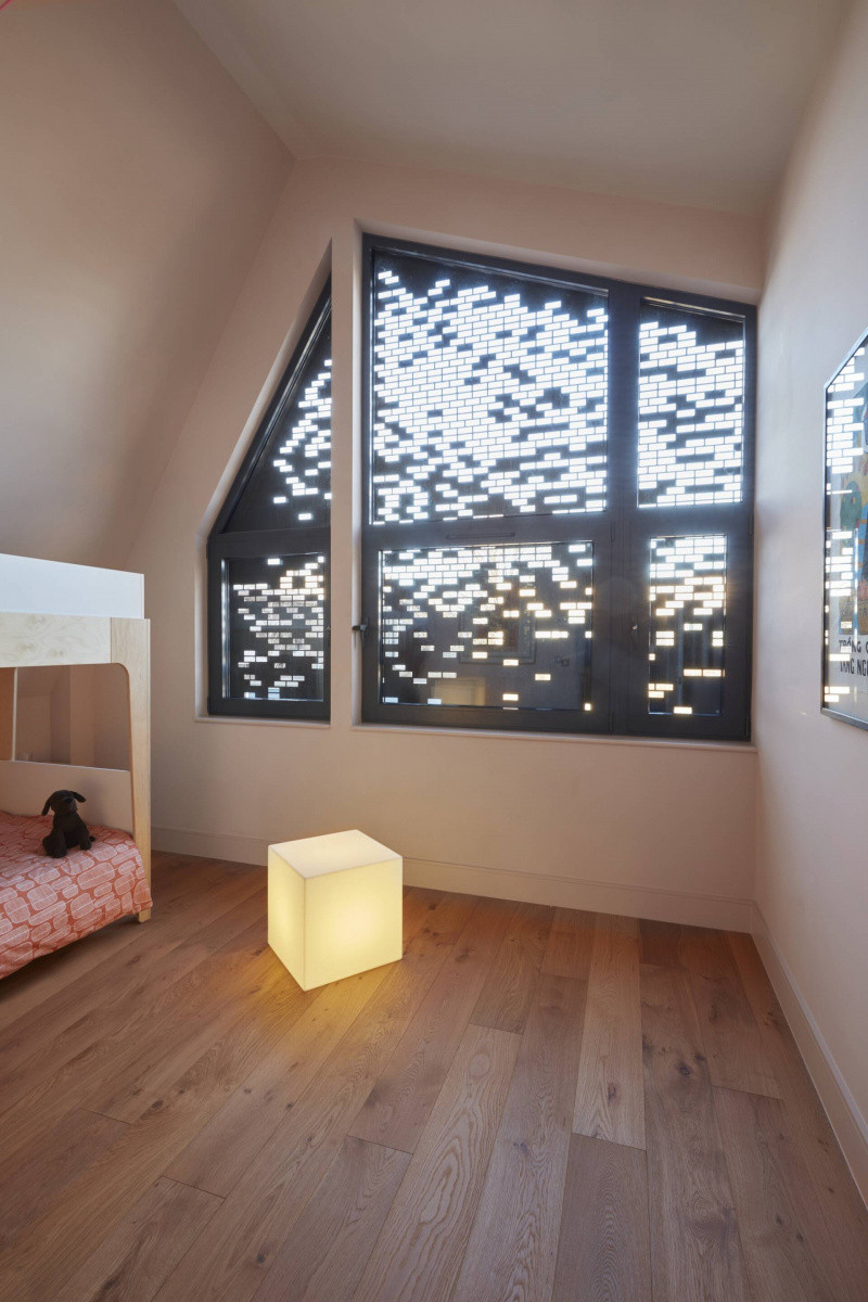 Bức tường đặc - rỗng đan xen, mang lại hiệu ứng màn hình led trong phòng ngủ.