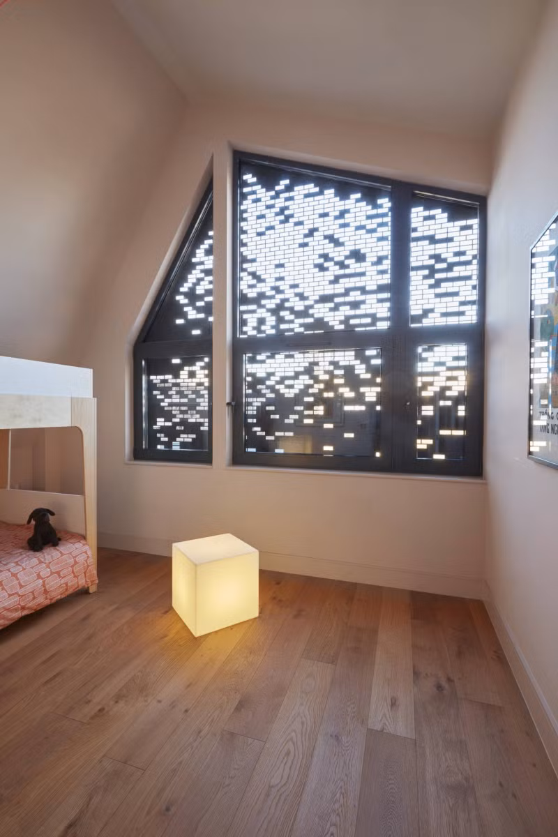 Bức tường đặc - rỗng đan xen, mang lại hiệu ứng màn hình led trong phòng ngủ.