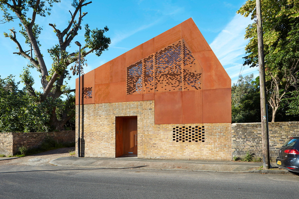 Tọa lạc trên một góc phố nhỏ tại Blockley (London, Anh), ngôi nhà thu hút bởi màu sắc nổi bật và những nét kiến trúc sắc sảo đầy cá tính.