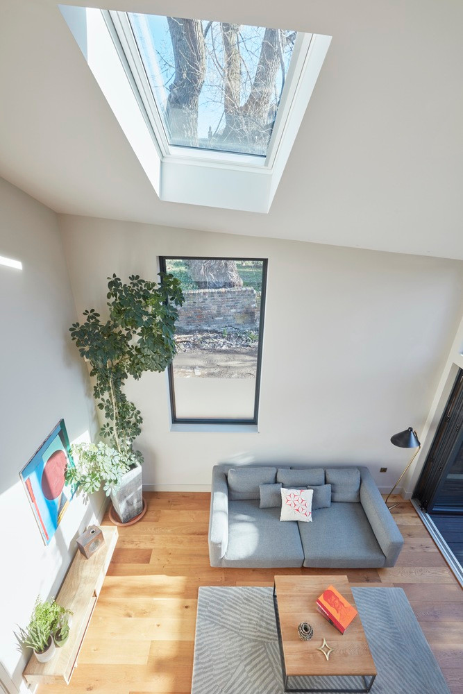 Với diện tích 200m2, căn nhà được thiết kế dựa trên cảm hứng “nhà trong sân”. Trong đó, phòng khách được mở rộng gấp đôi.