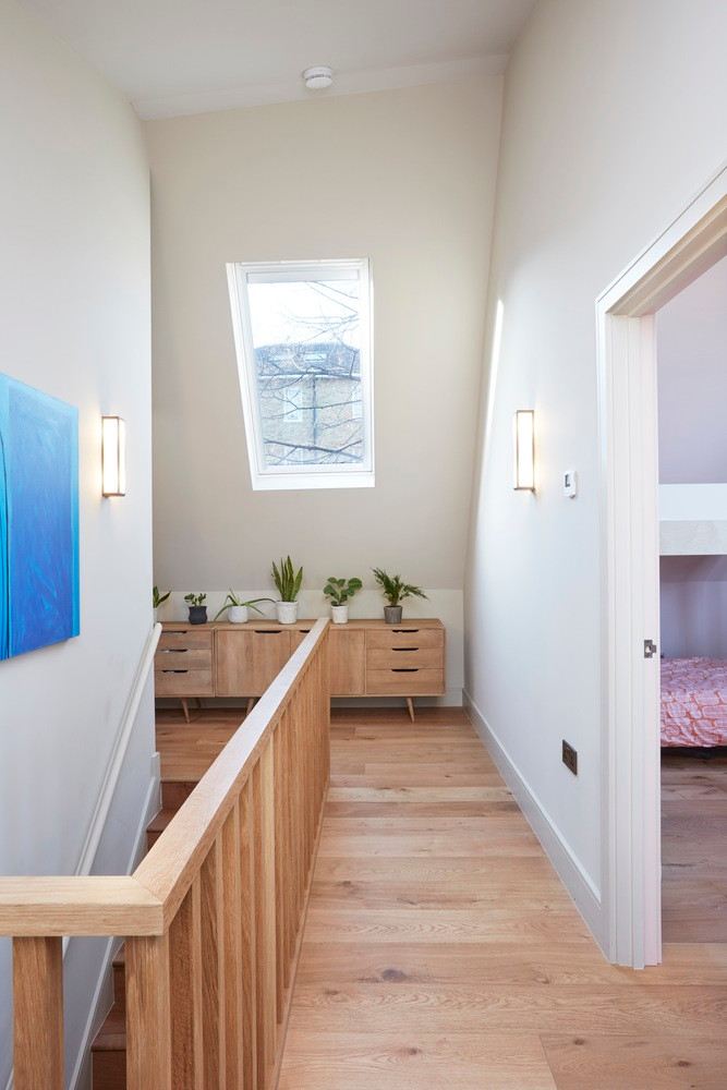 Tầng 2 là không gian của 4 phòng ngủ và 1 phòng tắm chung.