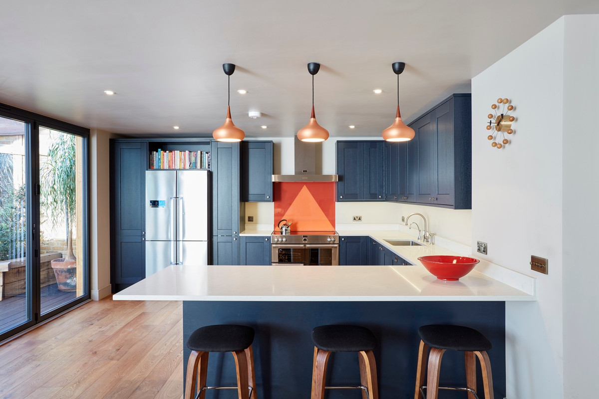 Nhà bếp hiện đại với tông xanh đậm kết hợp trắng tạo phong cách cá tính.