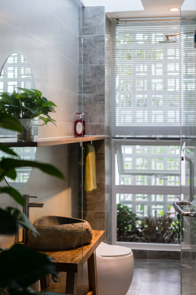 Phòng tắm thiết kế mở kết hợp nội thất hiện đại và mộc mạc. Nguồn ảnh: Quang Dam.