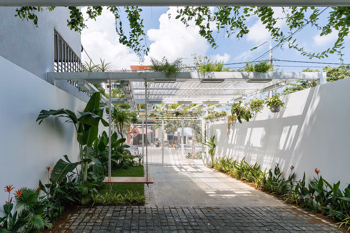 Khu vườn giúp ngôi nhà tận dụng được nguồn ánh sáng và gió tự nhiên, cải thiện không khí lưu thông.