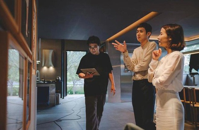 Ngoài ra, từng chi tiết nhỏ cũng được vị đạo diễn tài năng để tâm và đầu tư kỹ càng. Thậm chí ông đã chi 2.300 USD (53 triệu đồng) cho chiếc... thùng rác của Đức. Nguồn ảnh: Vulture.