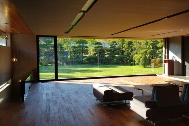 Theo đó, biệt thự của Mr. Park được dàn dựng với 4 bối cảnh khác nhau. Sau mỗi phân cảnh, đội ngũ hậu kỳ sẽ phá dỡ, cắt ghép, dựng lại những cảnh khác, tạo thành một căn nhà với kiến trúc đồng nhất.