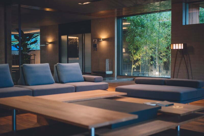 Chiếc bàn lớn trong phòng khách làm từ gỗ anh đào, có giá 19.800 USD (gần 500 triệu đồng), chiếc bàn ăn là 22.300 USD (518 triệu đồng), một chiếc đèn bằng đồng có số tiền khoảng 14.000 USD (325 triệu đồng).