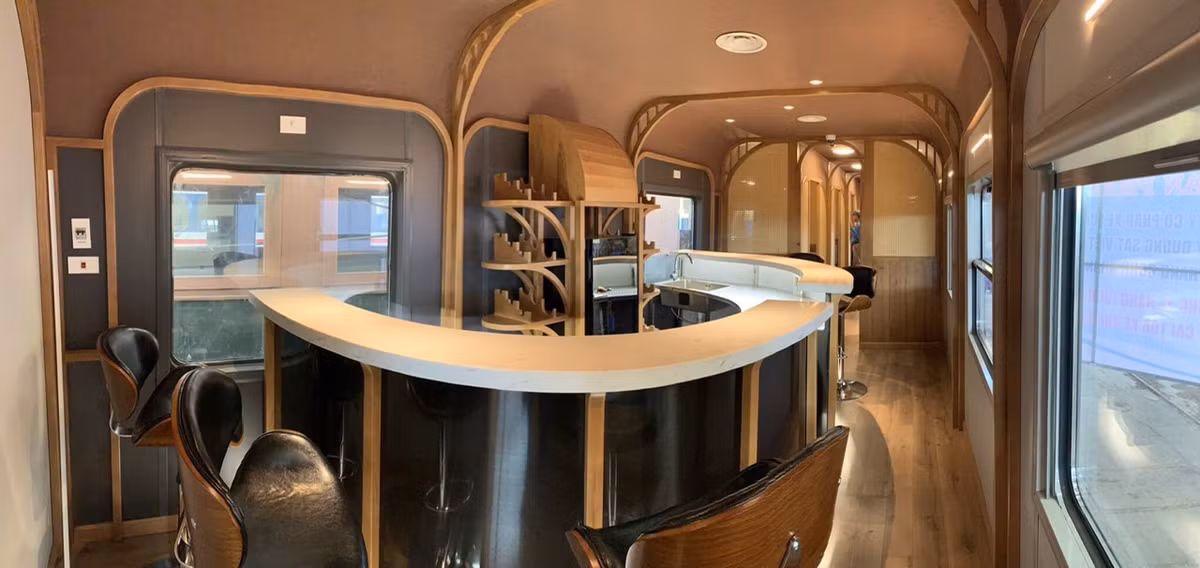  Đoàn tàu có tên là The Vietage sẽ di chuyển từ Đà Nẵng đến Quy Nhơn và ngược lại với mức giá dự kiến 4,2 triệu đồng cho các dịch vụ trọn gói đi kèm như nhà hàng, quầy bar... Ảnh: VGP