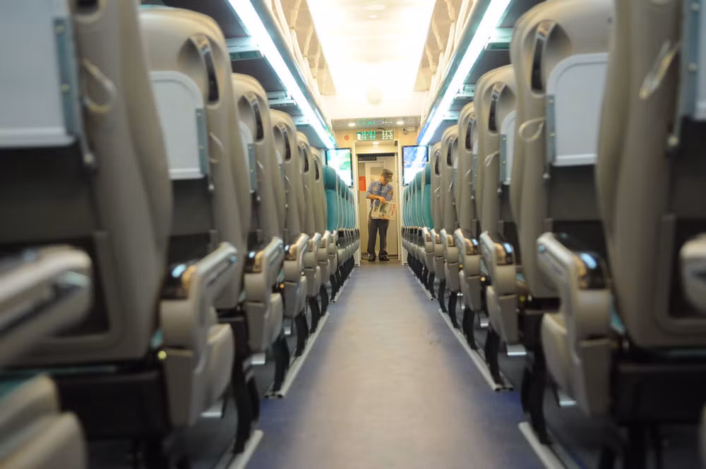 Đặc biệt, toa ghế ngồi được thiết kế không khác gì khoang máy bay với ghế bọc da và có độ ngả vô cùng thoải mái. Ảnh: Baodansinh.