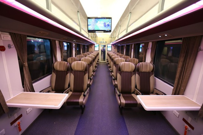 Tàu được làm bằng công nghệ và vật liệu cao cấp giúp giảm độ rung lắc và sang trọng. Ảnh: Tiền phong.
