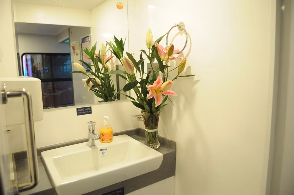 Nhà vệ sinh sạch sẽ và sang trọng như khách sạn. Ảnh: Baodansinh.