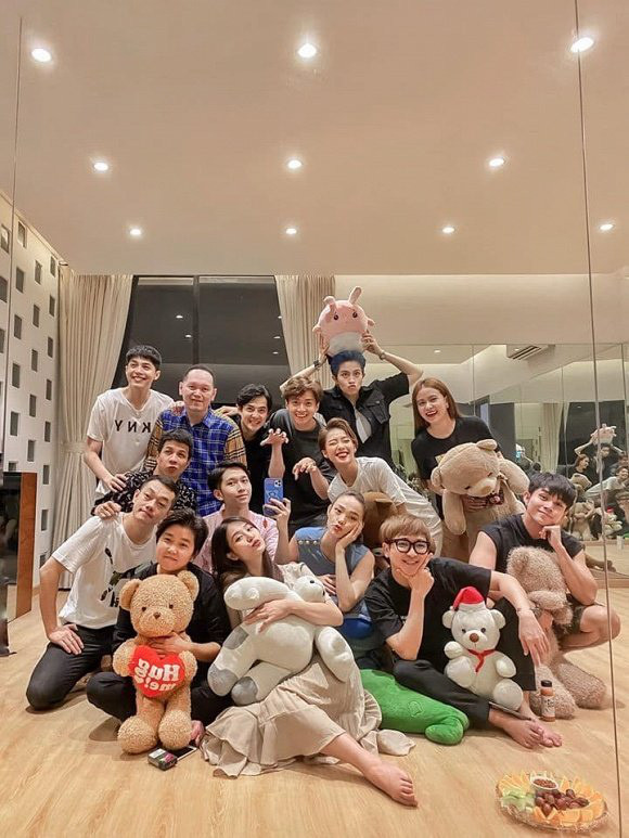 Tài năng, nổi tiếng nên không quá ngạc nhiên khi Noo Phước Thịnh chính là một đại gia ngầm của làng giải trí. Mới đây, nam ca sĩ vừa tổ chức tiệc mừng sinh nhật Gil Lê cùng với hội bạn thân lâu năm trong nghề tại nhà riêng.