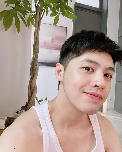 Trong nhà, nam ca sĩ chọn sơn màu sáng tinh tế, nội thất trang nhã.