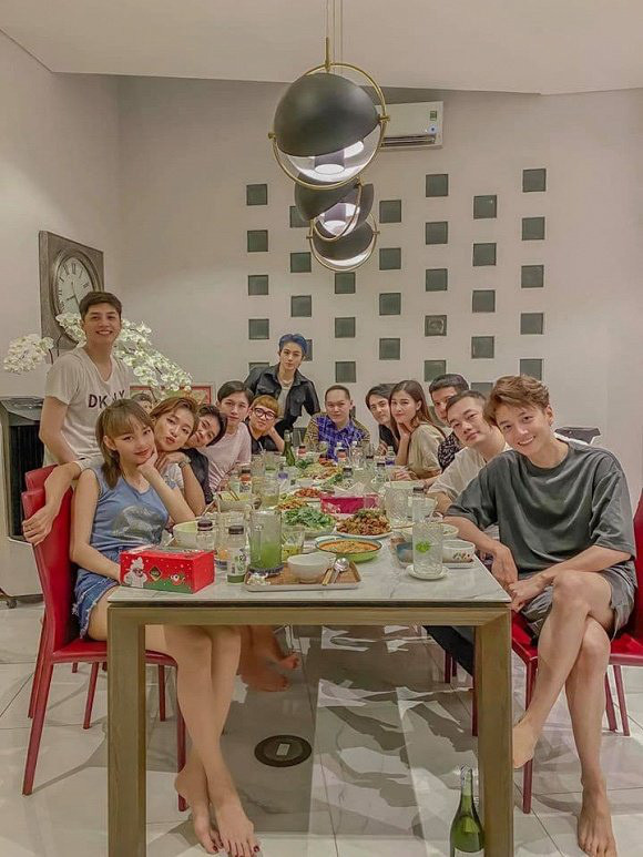 Qua những hình ảnh được hội bạn chụp lại, khán giả có thêm cơ hội khám phá tổ ấm của nam ca sĩ.