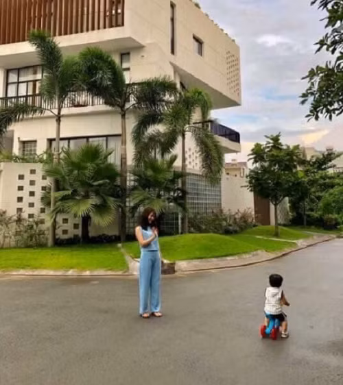  Biệt thự của Noo Phước Thịnh có 2 mặt tiền, giá khoảng 20 tỷ, thiết kế tuy đơn giản nhưng tinh tế, hiện đại và sang trọng.