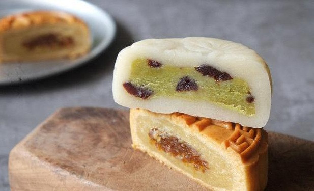 Bánh trung thu nhân ô mai độc đáo ở vị chua từ ô mai tại phần nhân khiến cho chiếc bánh trở nên lạ lẫm và đầy khác biệt. Ảnh: Vntravellive.