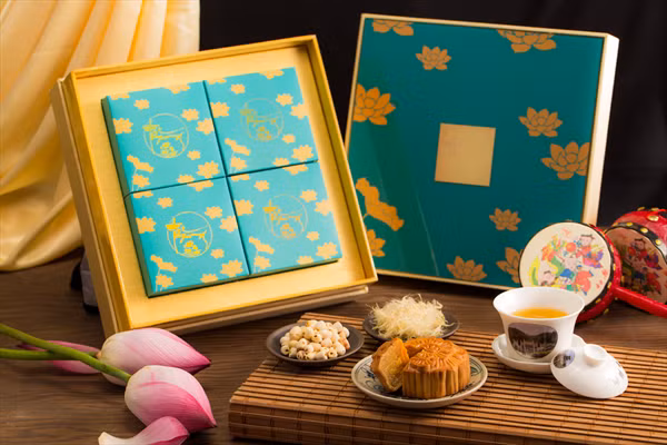 Năm nay, trên thị trường cũng xuất hiện loại bánh trung thu nhân sâm. Nhân bánh được làm từ những nguyên liệu hảo hạng đó là: Nhân sâm, Vi cá, Yến sào, Sen nhuyễn. Ảnh: Nhansamhanoi.