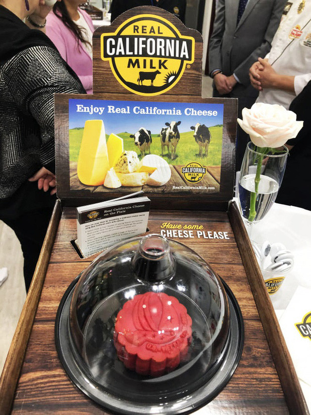 Sau một loạt các sản phẩm "giải cứu nông sản Việt" như bánh mì thanh long, bánh mì dưa hấu...sản phẩm bánh trung thu nhân thanh long tiếp tục xuất hiện trên thị trường. Ảnh: Internet