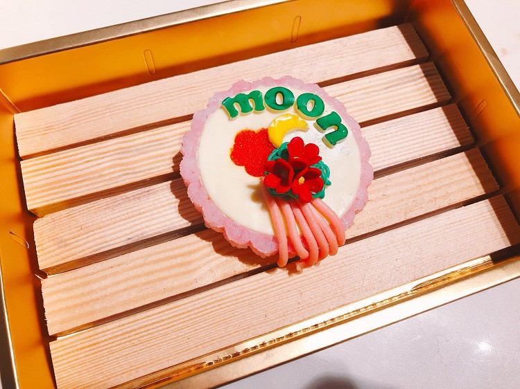 Bánh trung thu sushi có thể làm chín hoặc sống theo sở thích của khách hàng. Sau khi chuẩn bị vỏ và nhân, bánh cũng được cho vào khuôn để tạo hình vuông hoặc tròn. Mỗi hộp bánh trung thu sushi có giá dao động khoảng 1.500.000 đồng/hộp 4 chiếc. Ảnh: Hoàng Như Trương.