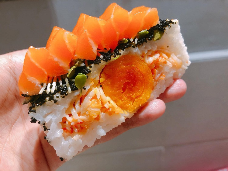 Nhân bên trong là nguyên liệu quen thuộc của một chiếc sushi Nhật Bản như lươn nướng Nhật Bản, hàu Nhật chiên xù, cá hồi, tôm trứng muối cùng các loại trứng cá. Ảnh: Hoàng Như Trương.