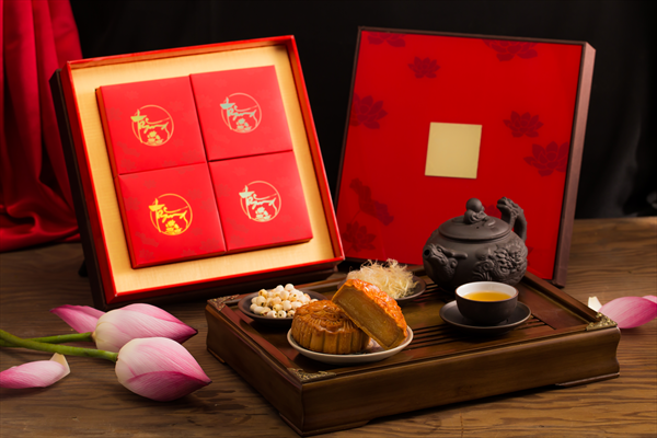 Mỗi hộp bánh trung thu nhân sâm gồm 4 chiếc (80g/chiếc) có giá bán 550.000 đồng. Ảnh: Nhansamhanoi.