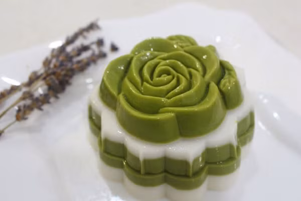 Bánh trung thu rau câu có tạo hình gần giống như bánh trung thu nhưng nguyên liệu làm từ thạch rau câu mềm, có nhiều màu sắc khác nhau và tạo hình khá bắt mắt từ các loại quả. Ảnh: Internet