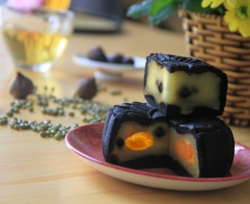 Chú trọng hơn đến sức khỏe, dinh dưỡng cho người tiêu dùng, một số cơ sở tung ra thị trường dòng bánh trung thu tỏi đen đặc biệt. Bánh có vỏ màu đen từ tỏi đen xay nhuyễn nên rất mềm và thơm. Ảnh: npfood.