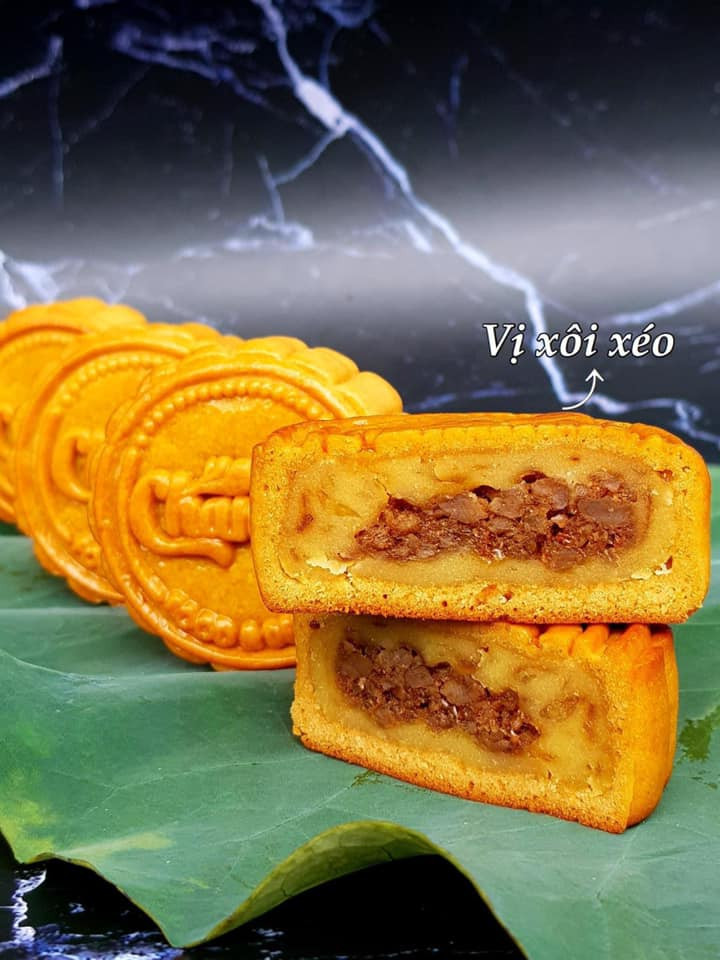 Bánh trung thu vị xôi xéo khác biệt ở nhân bên trong đậm mùi mỡ hành, dẻo mềm của xôi xéo không lẫn đi đâu được. Ảnh: Internet