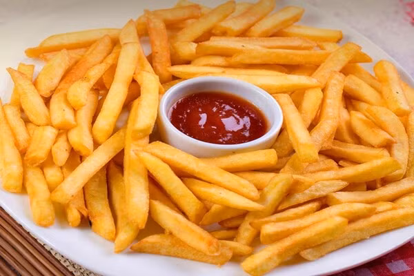 Khoai tây chiên – món ăn vặt cực kỳ dễ mua tại Việt Nam lại bị cấm bán ở Canada. Khoai tây chiên có chứa olony, một chất thay thế chất béo tổng hợp. Chất này này ngăn cơ thể hấp thụ các chất, vitamin hữu ích và có thể dẫn đến các vấn đề dạ dày.