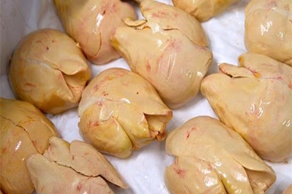 Gan ngỗng là một trong những món ăn xa hoa và hấp dẫn trên thế giới. Tuy nhiên, các nhà hoạt động vì quyền động vật thì cho rằng quá trình vỗ béo ngỗng là một hành vi sai trái.