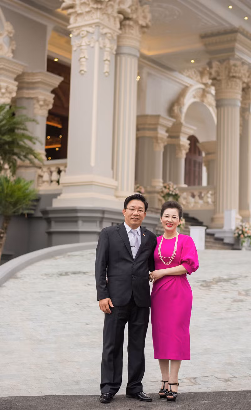 Không chỉ xinh đẹp, bà Kim Dung còn được biết đến là một phụ nữ giỏi giang, luôn đồng hành cùng chồng trong những dự án kinh doanh. Ảnh: Vietnamnet.