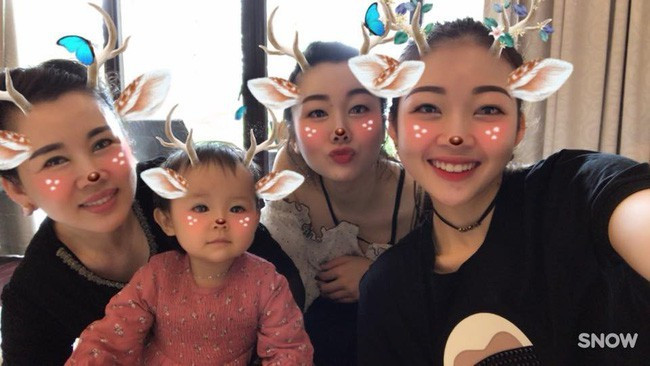 Bà Kim Dung và các con cháu chụp ảnh vui vẻ bên nhau. Ảnh: Vietnamnet. Video: Dân Sài thành ‘tiếc’ biệt thự Pháp bị phá dỡ. Nguồn: VTC14.