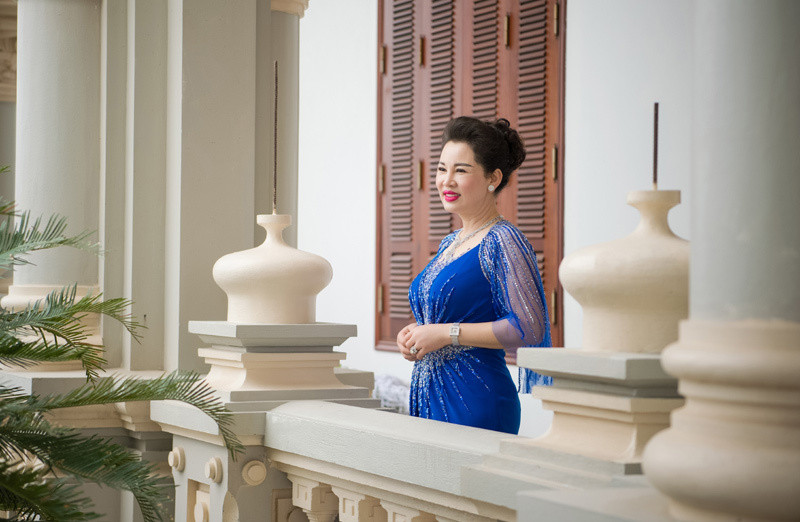 Trong nhiều bức ảnh được chia sẻ trên mạng xã hội, bà Kim Dung thu hút sự chú ý của mọi người bởi nụ cười duyên dáng, vẻ đẹo kiêu sau và duyên dáng. Ảnh: Vietnamnet.