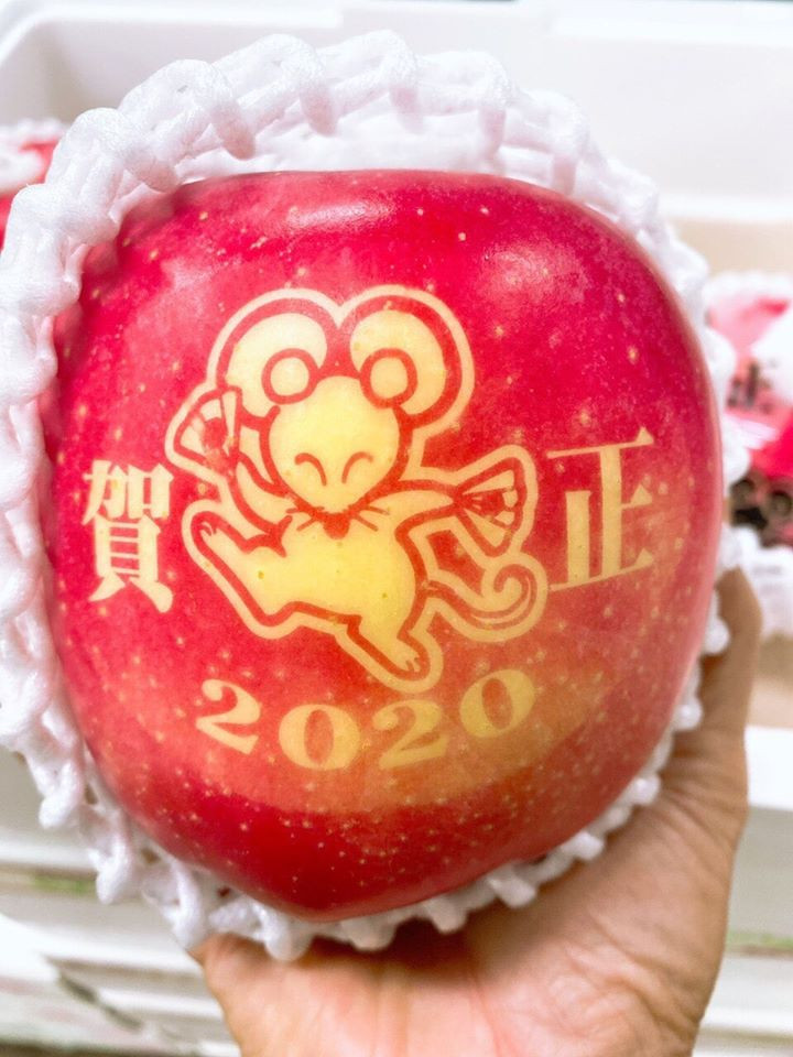 Loại táo Mutsu này có màu đỏ hồng, vị ngọt, giòn, trồng tại vùng Aomori (Nhật Bản). Khoảng một tháng trước khi thu hoạch, những quả táo đẹp nhất sẽ được chọn ra để dán tấm chắn có in hình, in chữ. Ảnh: Facebook.