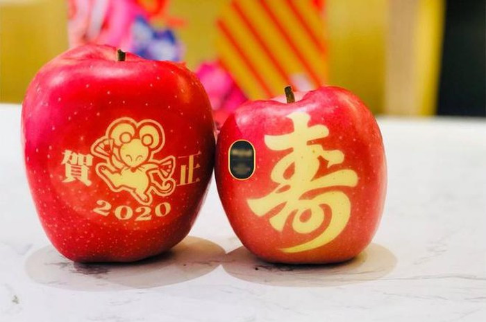 Đáng chú ý, trái táo 400 gram in chữ Lộc, Phát bằng tiếng Hán đang được rao bán với giá 790.000 đồng. Ảnh: Mia Fruit.