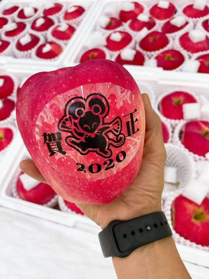 Đáng chú ý nhất là táo Mutsu in hình con chuột 2020 nặng từ 500-600 gram có giá 690.000 đồng. Nếu khách mua theo cặp, mức giá sẽ giảm còn 625.000 đồng. Ảnh: Facebook.